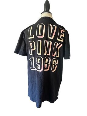 PINK LOVE PINK 1986 VS Campus Tee Graphic Print Pocket Tshirt Black Large